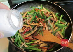 韭菜香干炒肉丝的做法图解8