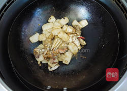 螃蟹炒年糕的做法图解4