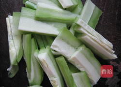 豆豉鲮鱼炒苦瓜的做法图解1