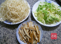 香干圆白菜炒面的做法图解1