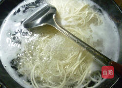 香干圆白菜炒面的做法图解2