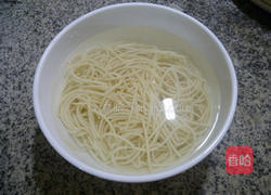 香干圆白菜炒面的做法图解3
