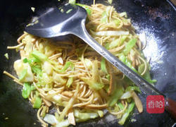 香干圆白菜炒面的做法图解7