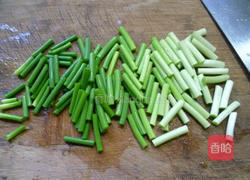 香干蒜薹炒鱼丸的做法图解3