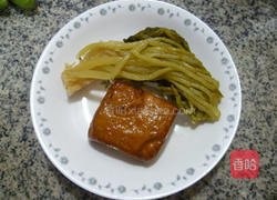 雪菜香干炒蚕豆的做法图解2