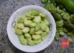 雪菜香干炒蚕豆的做法图解3
