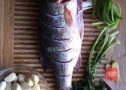 蒜烧鲈鱼去腥方法 MjUwX2MyOjEvM15yYjI6MS84XzE4MA