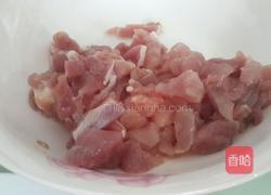 猪肉香菜虾丸汤的做法图解3