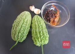 豆豉鲮鱼炒苦瓜的做法图解1