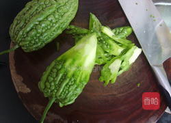 豆豉鲮鱼炒苦瓜的做法图解2