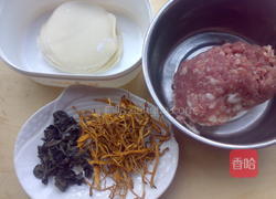 虫草云耳香菜饺的做法图解1