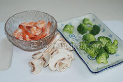 蘑菇要焯水之后再煎吗 MjUwX2MxXzA