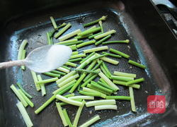 蒜苔炒鱼丸的做法图解4