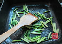 蒜苔炒鱼丸的做法图解5