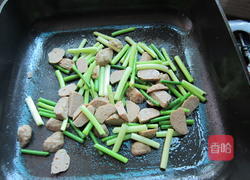 蒜苔炒鱼丸的做法图解6