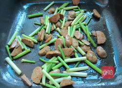 蒜苔炒鱼丸的做法图解7