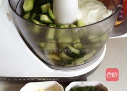 黄瓜蟹肉冷汤的做法图解2