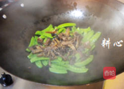 豆豉鲮鱼炒荷兰豆的做法图解7