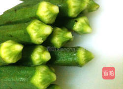 梅子酱渍番茄秋葵的做法图解2