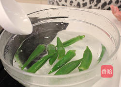 秋葵炒番茄顾肠餐的做法图解1