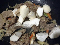 蘑菇炒肉片做法大全窍门 MjUwX2MxXzA