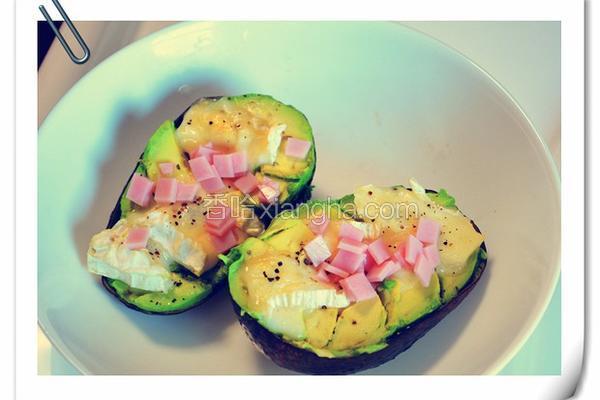 鳄梨配卡芒贝尔奶酪