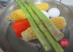 鲜虾蔬菜沙拉的做法图解2