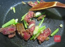 牛肉炒义面的做法图解2