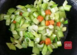 蔬菜丁酱油炒饭。的做法图解5