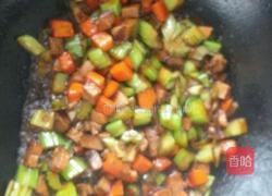 蔬菜丁酱油炒饭。的做法图解8