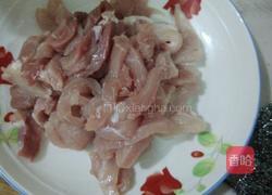 芹菜炒肉的做法图解1