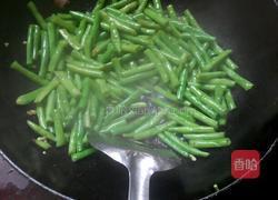 四季豆炒腊肠的做法图解2