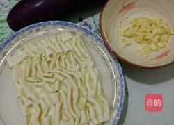 红烧茄子拌鹅肠粉的做法图解1