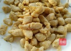 鸡丁炒豌豆的做法图解2