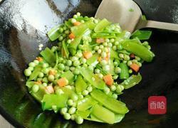 鸡丁炒豌豆的做法图解3