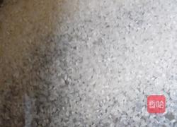 皮蛋瘦肉粥的做法图解1