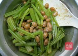 芹菜拌花生米的做法图解5