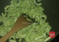 苦瓜小辣椒炒鸡蛋的做法图解3