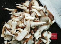 香菇芹菜炒肉的做法图解1