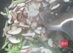 香菇芹菜炒肉的做法图解7