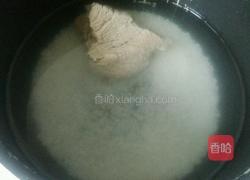 皮蛋瘦肉粥的做法图解3