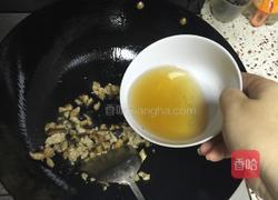 皮蛋瘦肉粥的做法图解3