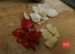 酸豆角炒鸡珍的做法图解1