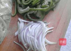 青椒炒饼的做法图解1