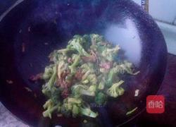 西兰花炒肉的做法图解4