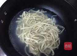 洋葱豆皮鲜奶汤的做法图解2