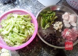 辣椒猪肉炒苦瓜的做法图解1
