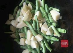土豆炖豆角的做法图解2