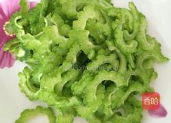 苦瓜炒鸡蛋的做法图解2