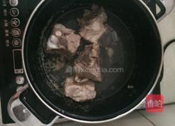 玉米花生炖猪骨的做法图解1